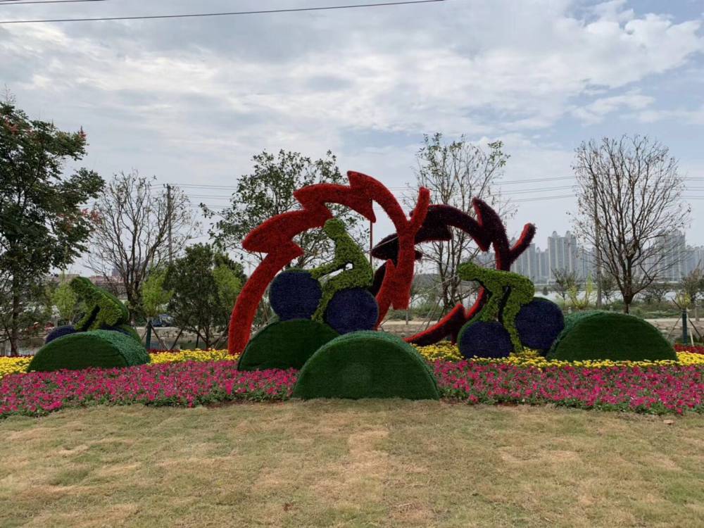 陕西宝鸡雕塑加工厂家 ,新春快乐造型植物绿雕造型批发