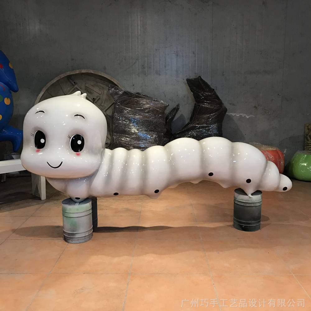 商业美陈装饰摆件仿真玻璃钢蚕宝宝卡通彩绘雕塑