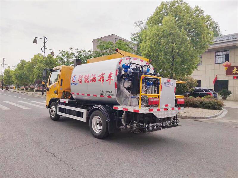 水泥洒布车喷头 洒布图片 山东同步封层车企业