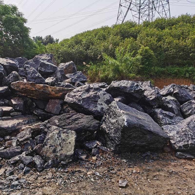 采黑色山石,黑石在广东英德市***,大型石场堆放,广东黑山石批发多少钱