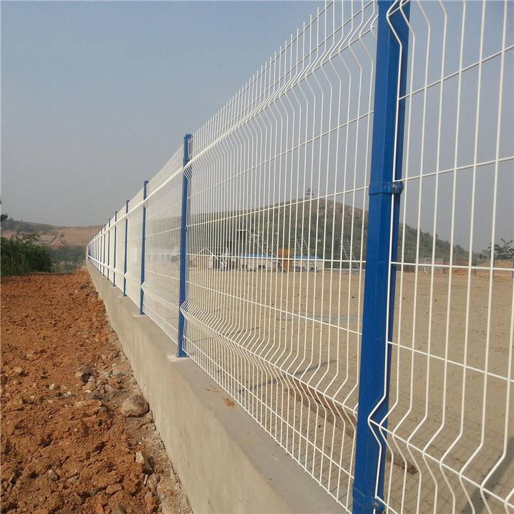 公路护栏网价格 自产自销 公路护栏网围栏定制生产 万泰