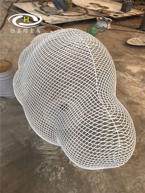 公园草地不锈钢云朵雕塑白色镂空云朵雕塑不锈钢编织白云雕塑