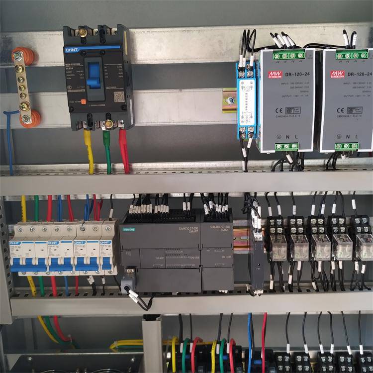 控制器;4,dc24v开关电源;3,汇线槽;2,空气开关;1,做工精细的plc柜体