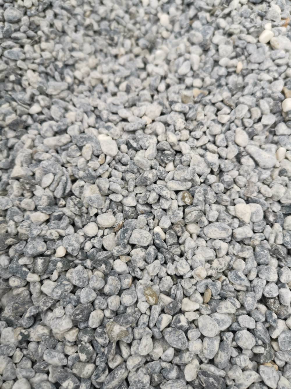供应浅灰色砾石灰色水洗石路面米石46mm
