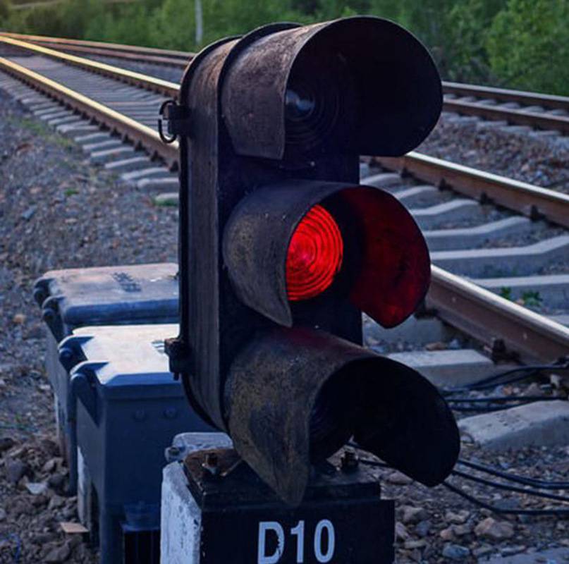 铁路信号灯设备高三显铝合金铁路信号灯铁路机构轨道示灯