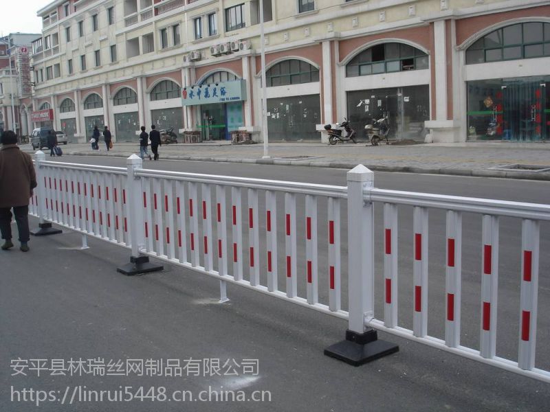安平护栏厂家 城市道路隔离栏 交通隔离栏 公路防撞波形栏