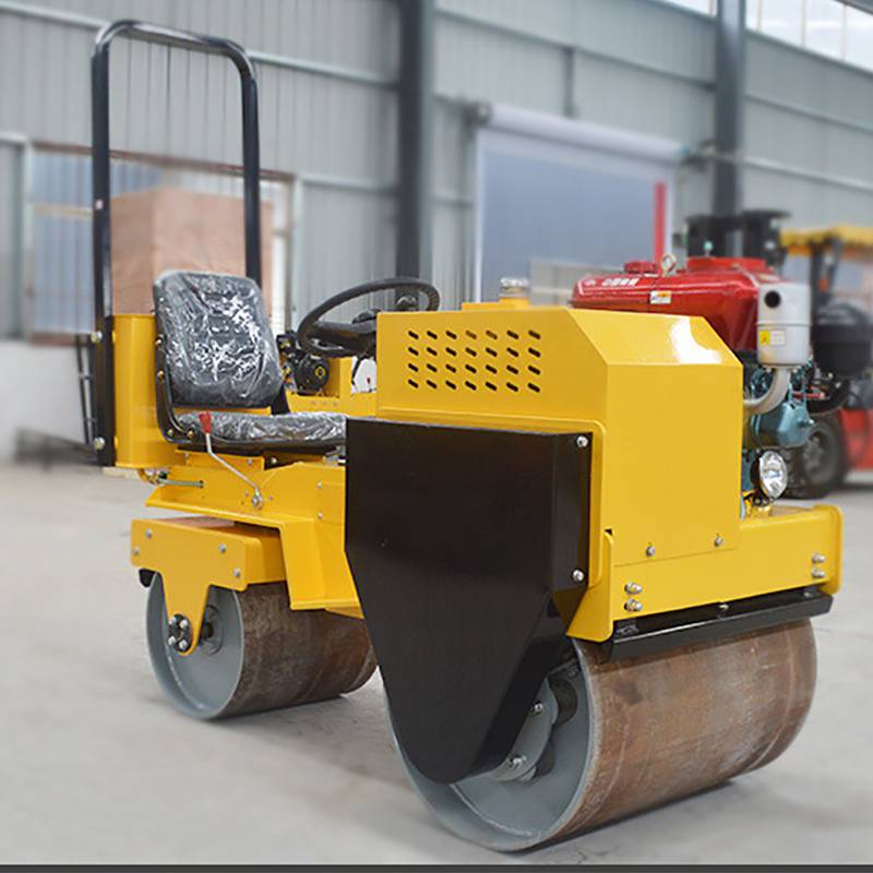 座驾式小型压路机压土机两钢轮压道震动小碾子座驾式压路机图片