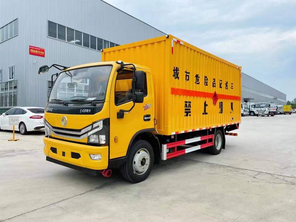 5米2东风多利卡9类杂项危废运输车废机油废电池危险品厢式车带尾板