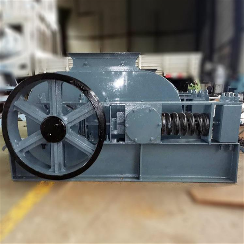 双辊破碎机,对辊制砂机,它是利用两台电机带动两副辊轴对物料进行挤压