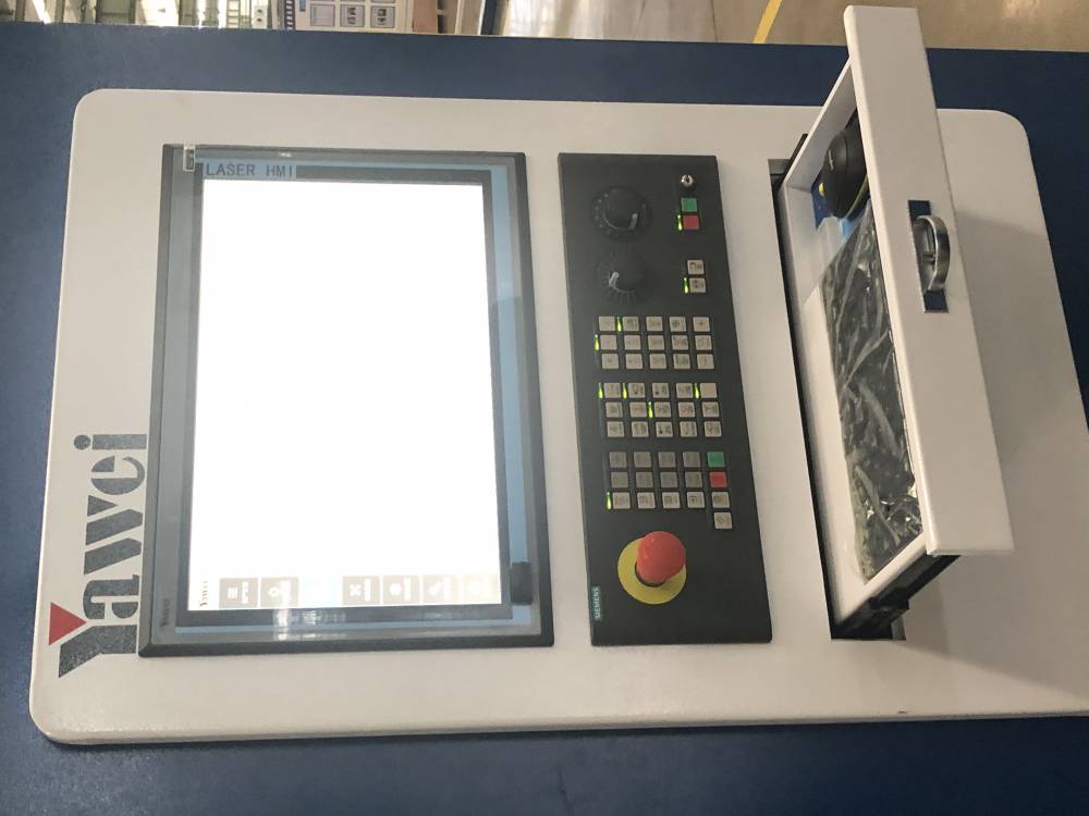 亚威高速光纤激光切割机系列产品hlf15302040