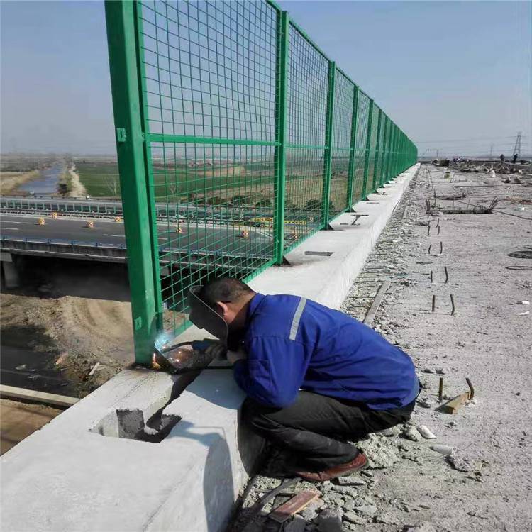 公路护栏网价格 自产自销 公路护栏网围栏定制生产 万泰