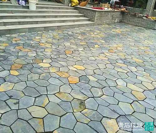 厂家供应锈色冰裂纹铺路石板岩网贴石碎拼黄锈石园林广场地砖
