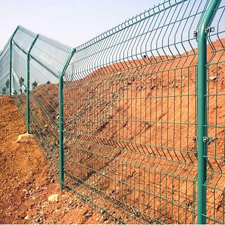 高铁线路框架护栏网铁路隔离栅镀锌角铁防护栏水泥柱18米高