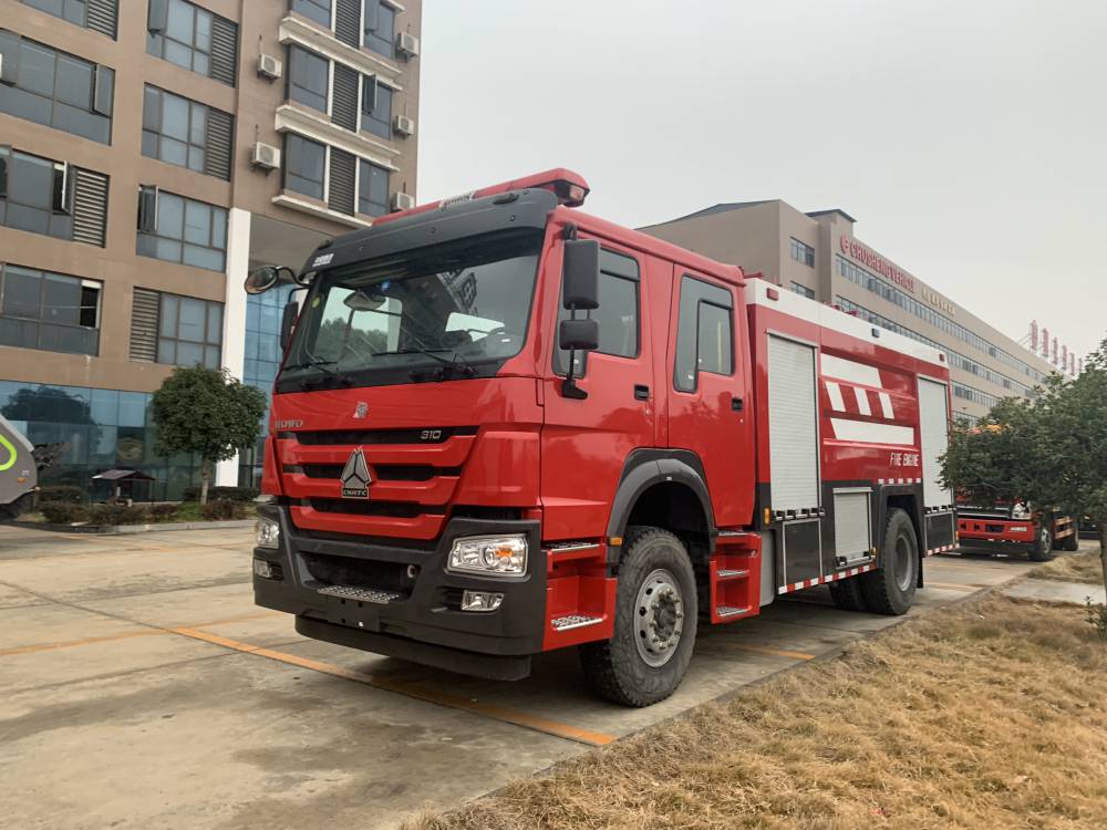 重汽豪沃泡沫消防車8噸容量適用撲滅石油化工電廠貴重設備儀器等火災