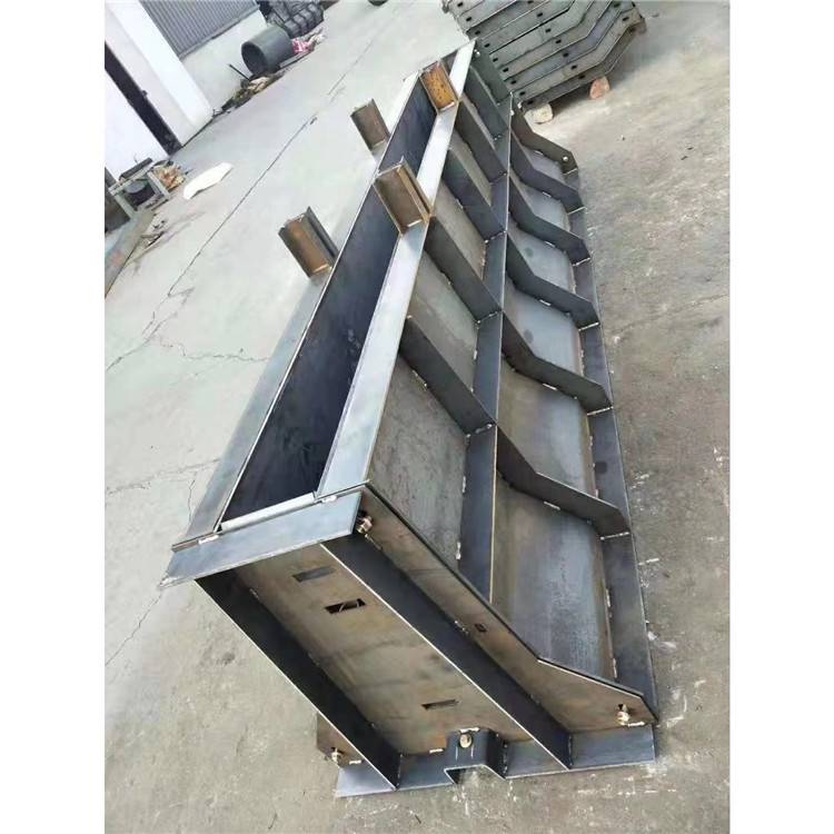 昆明防撞护栏模板护栏钢模板价格现浇防撞墙模具万洪模具