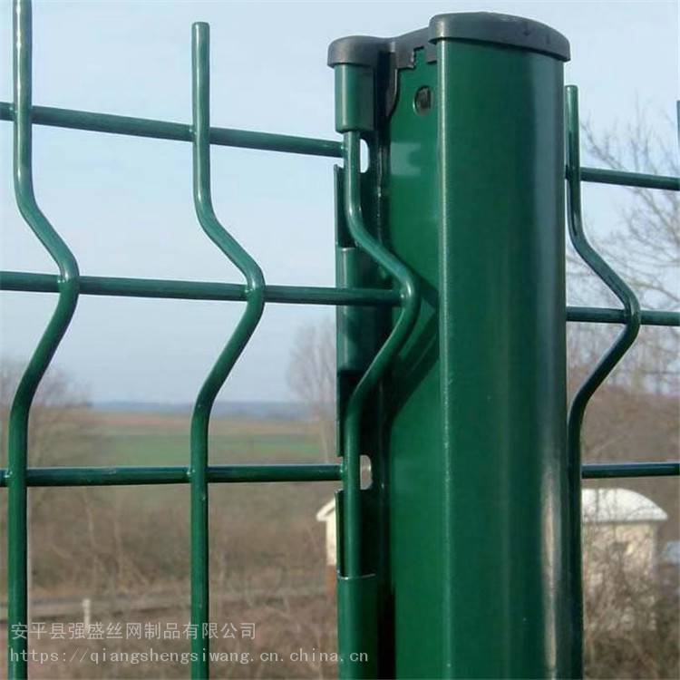 强盛 绿色护栏 桃型柱三角折弯护栏网 欢迎选购