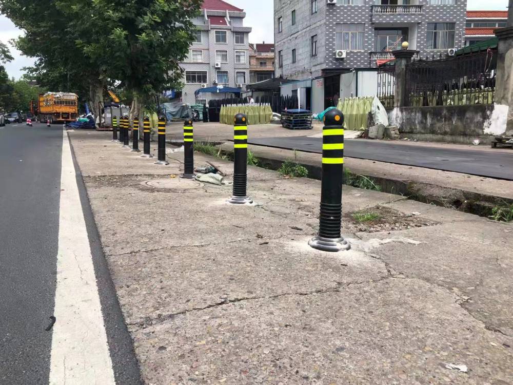 橡胶警示柱防撞弹力柱护栏隔离栏反光立柱预埋防撞橡胶隔离带
