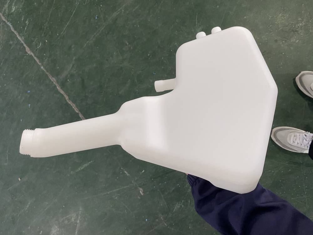 汽车塑料水箱工程车水箱菲富利滚塑加工来图定制