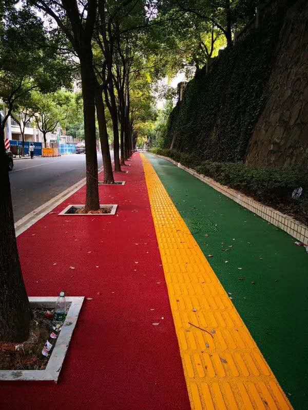 聚合物现浇金刚盲道代替传统盲道砖的优点与缺点