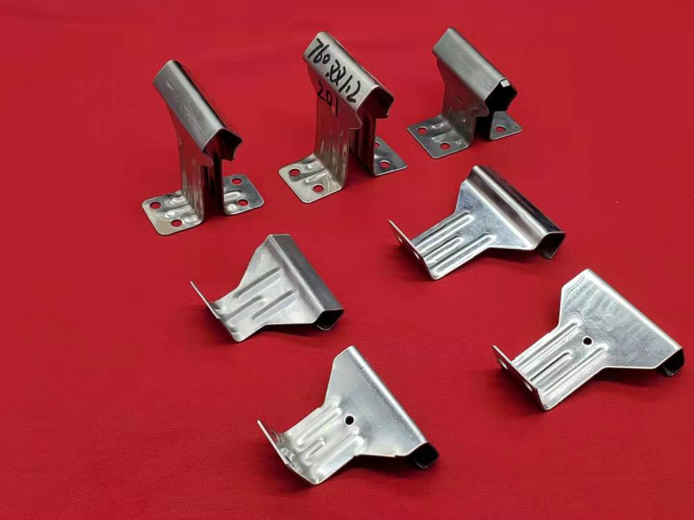 760型彩钢760型支架叫法很多也叫760型扣件760型瓦扣760型支撑件等