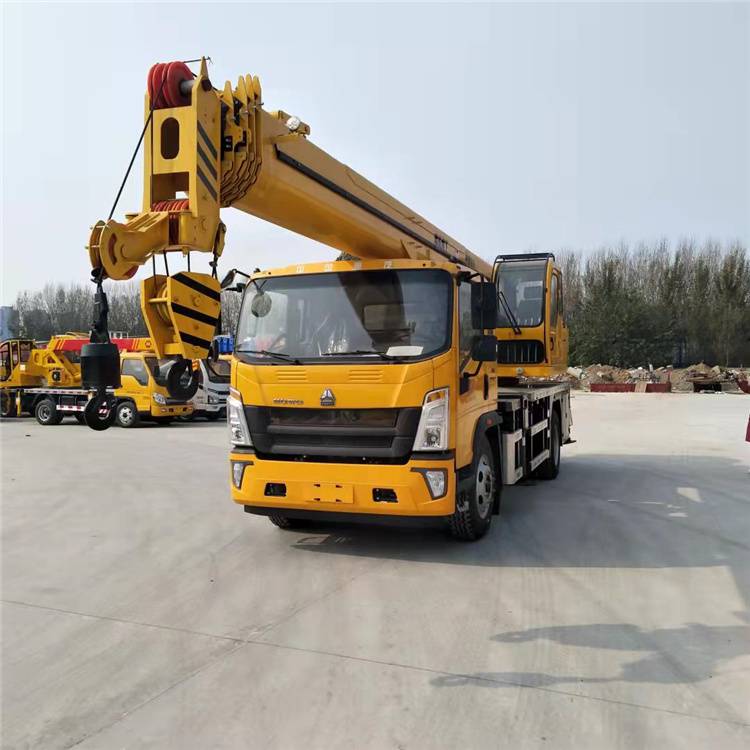 重汽豪沃吊车法士特变速箱14米转盘12吨国六预售