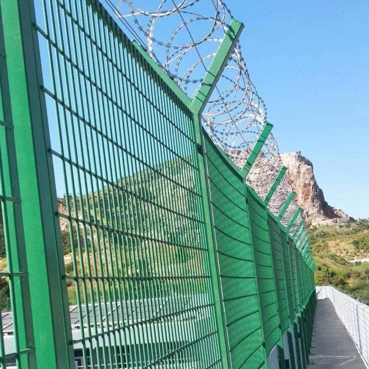 宇润通透式钢网墙狱用铁丝网护栏放攀爬倒刺监护隔离围栏图片