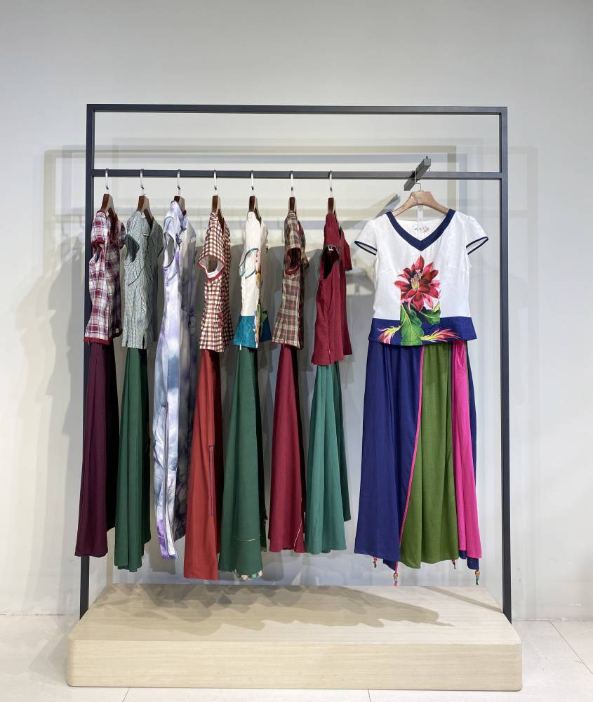 广西桂林女装尾货批发花之晨民族风重工刺绣女装连衣裙直播货源批发