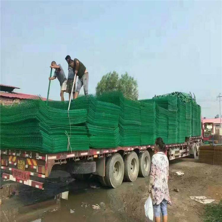 道路护栏网 源头工厂 铁丝护栏网可加工定做 万泰
