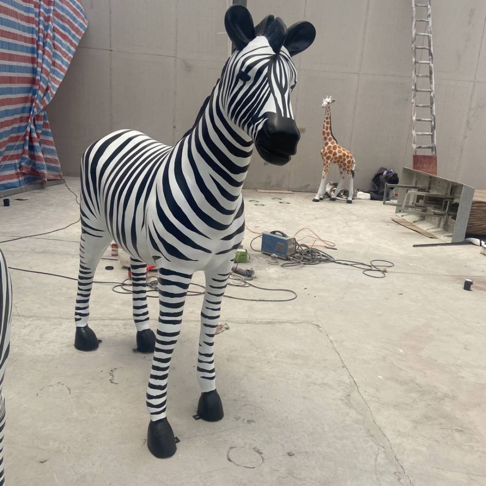 斑马雕塑仿真动物摆件彩绘玻璃钢景观小品卡通造型