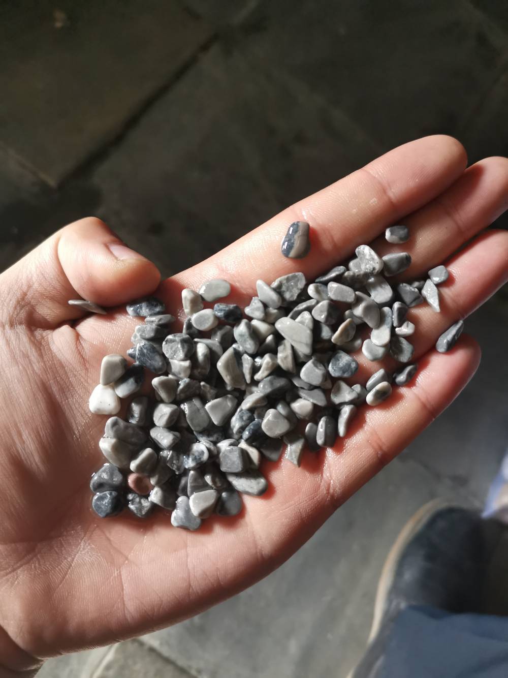 均匀铺开;4.对结块的石子要捣匀;5.填满;6.用木尺均匀地刮平表面;7.