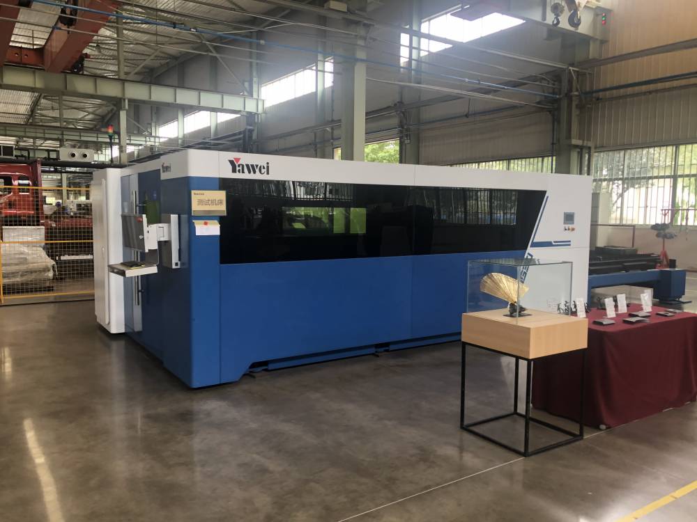 亚威高速光纤激光切割机系列产品hlf15302040