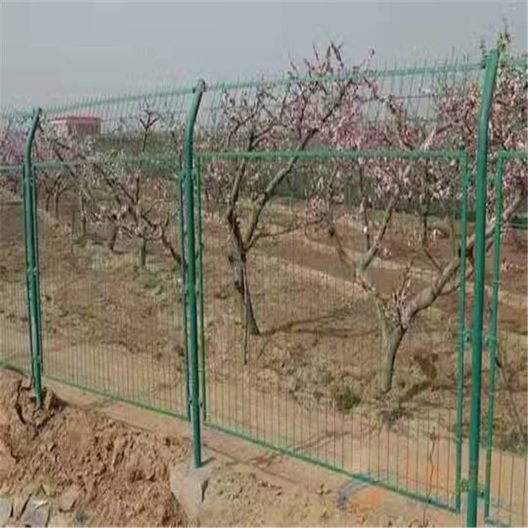 公路护栏网供应 可定制加工 浸塑护栏网 万泰