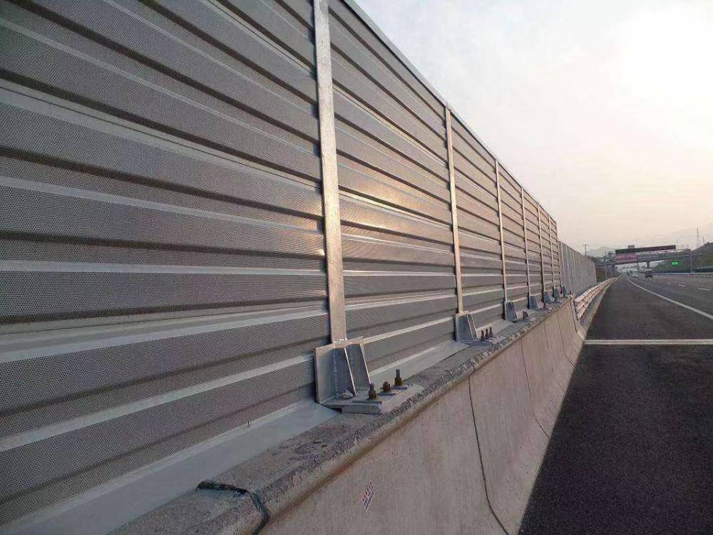 高速公路高架铁路全封闭金属隔音屏立交桥冷却塔百叶孔声屏障图片