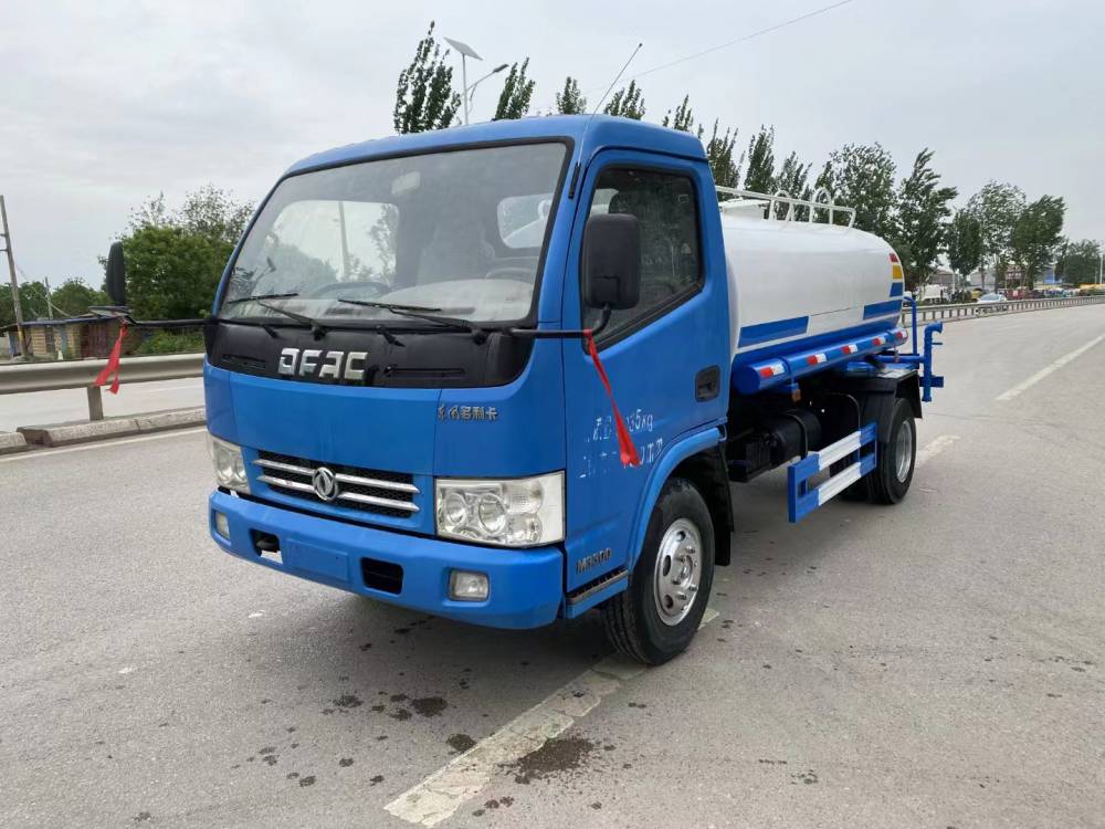 贵州黔东凯里多功能道路抑尘洒水车东风多利卡10立方