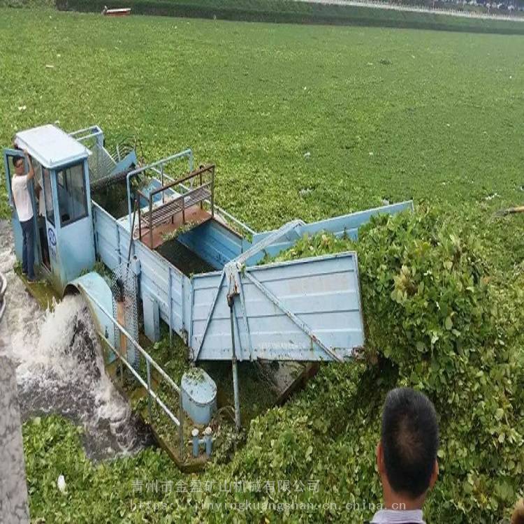 将搜集卸载舱调节至需要清理的位置,然后将设备的前部下放到水面以下