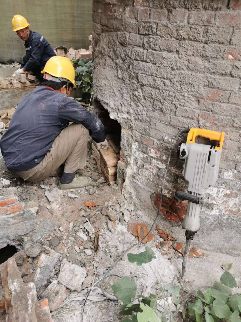 锅炉烟囱人工拆除施工图片