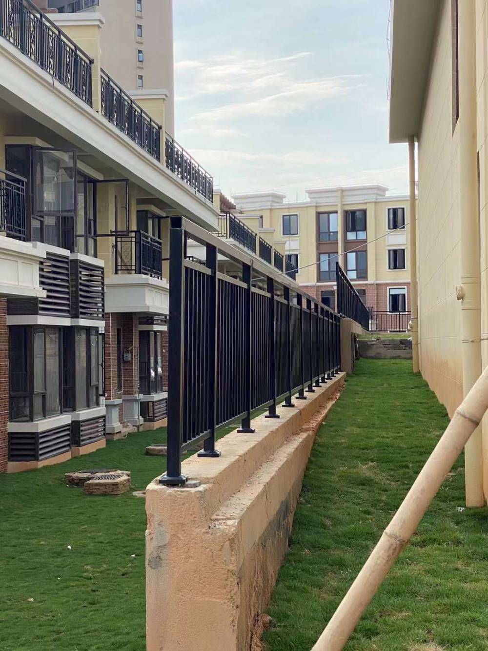 广州市工厂围墙护栏学校外墙防爬护栏焊接锌钢护栏样式