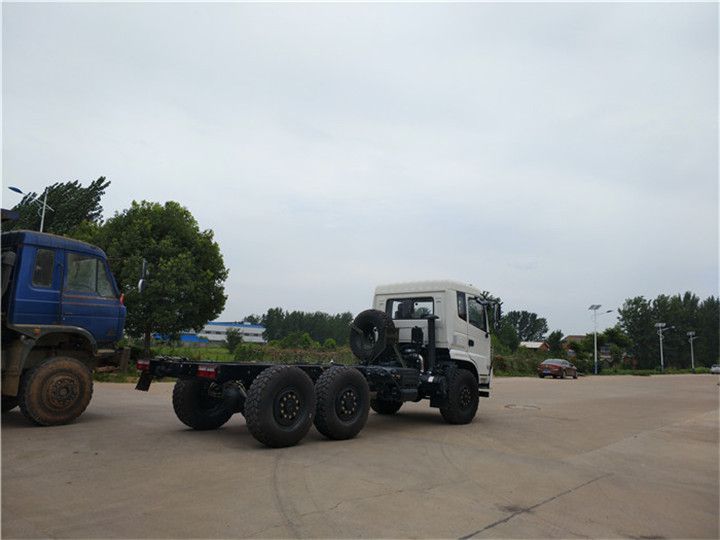 東風6x6前後驅動越野卡車6x6東風六驅越野卡車