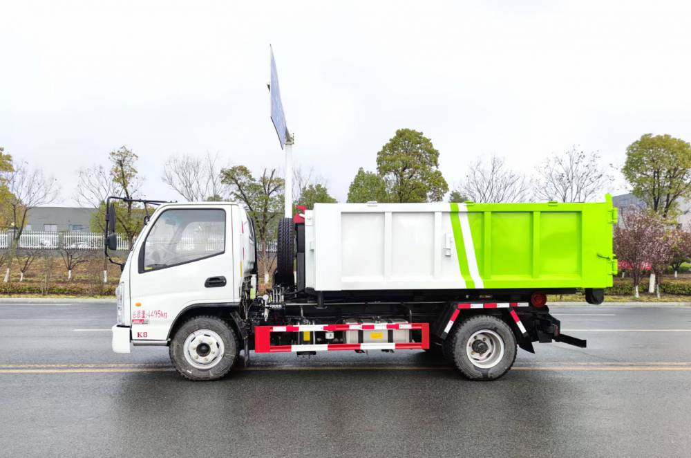 吨钩臂垃圾车,底盘配置:轴距3300mm,福运来1820白色单排可翻转驾驶室