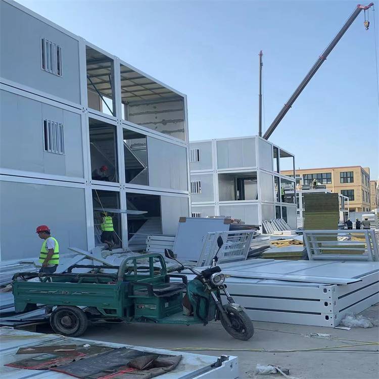 三层住人打包箱 工地防火快拼箱 方舱医院箱房 施工中