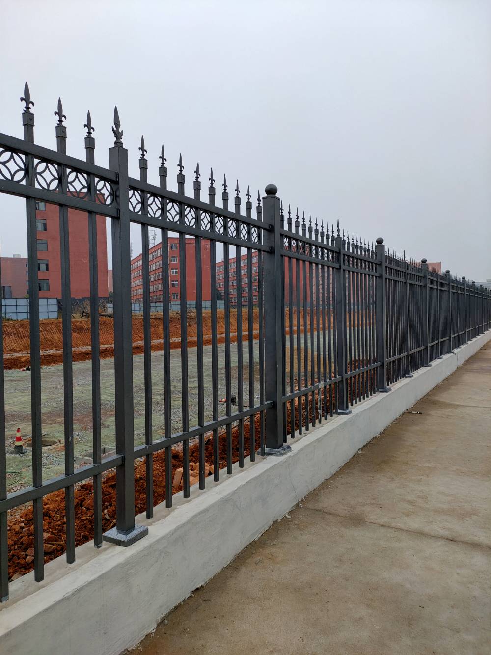 幼儿园围墙护栏庭院锌钢护栏厂区围栏工艺优