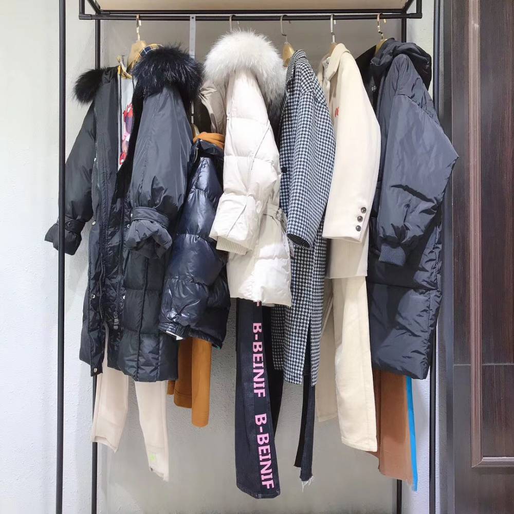 新疆吐鲁番地摊货源库存低价短款女棉衣 地摊衣服库存15元羽绒服女装