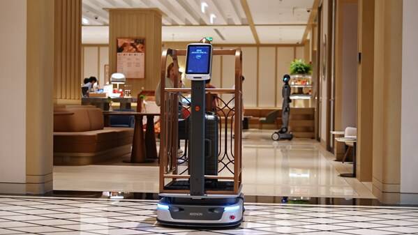 擎朗大载重运输机器人S100在酒店工作