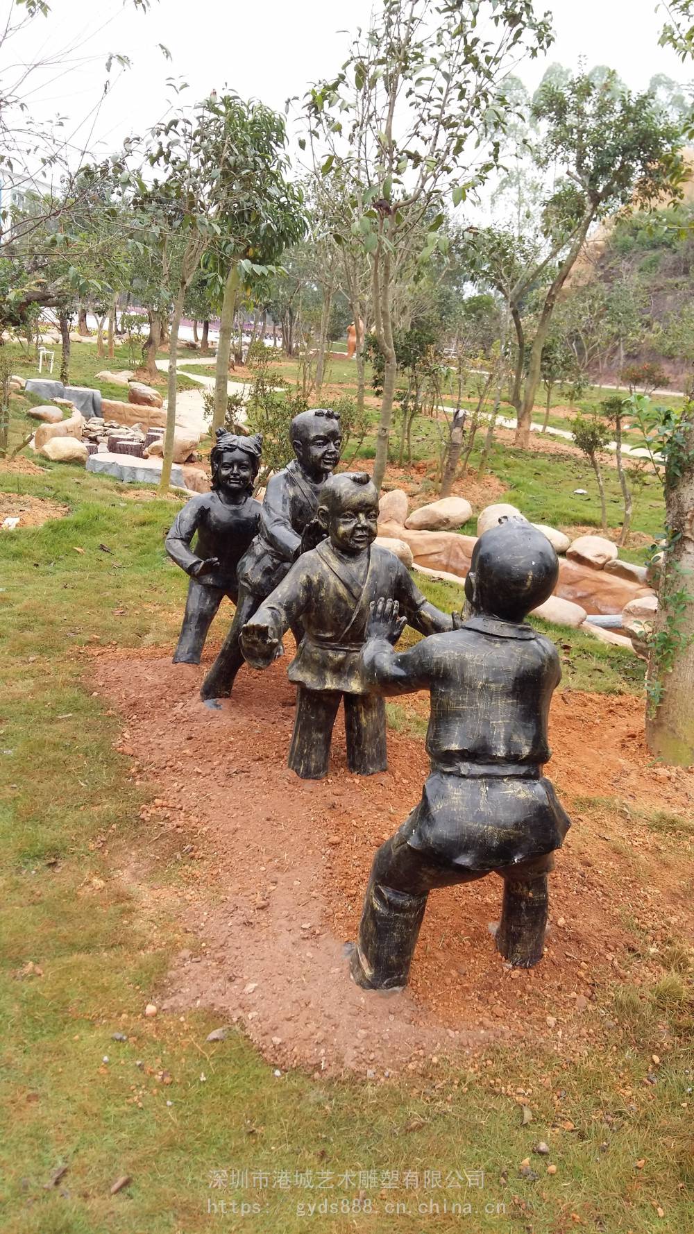 幼儿园玻璃钢儿童玩耍童趣主题雕塑小孩游戏老鹰捉小鸡雕塑