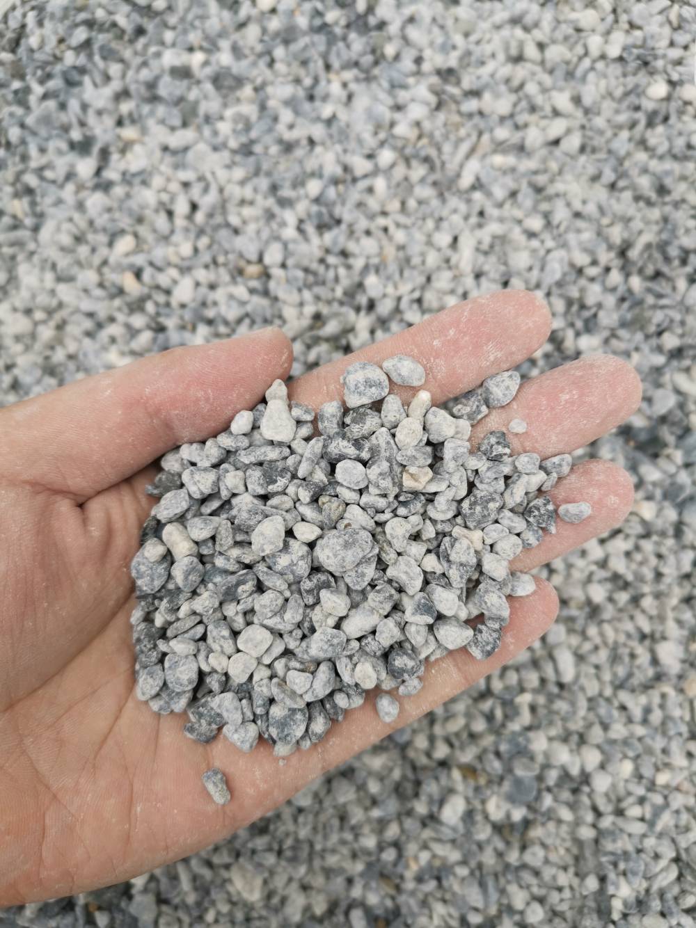 均匀铺开;4.对结块的石子要捣匀;5.填满;6.用木尺均匀地刮平表面;7.