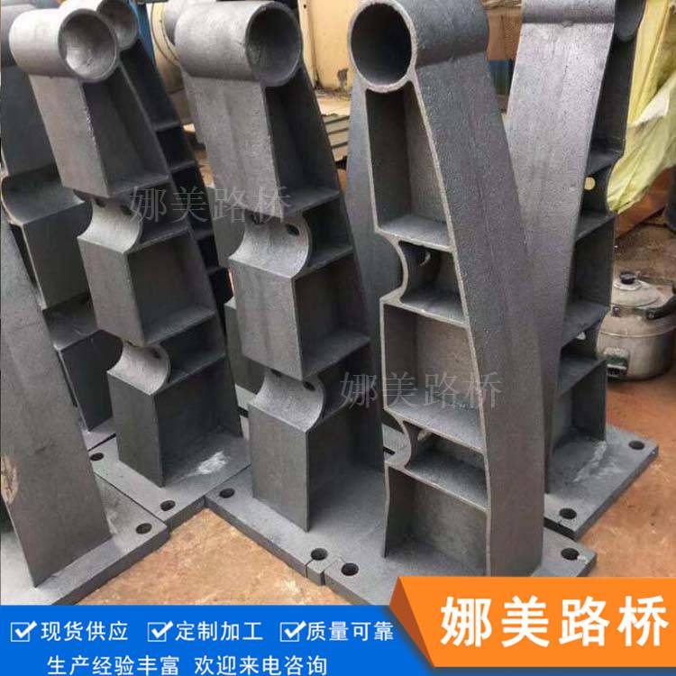 定做铸铁防撞桥梁护栏立柱方管隔离栏铸铁立柱圆管防撞栏管托管架