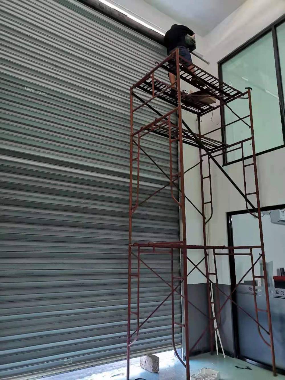 销售一体化的企业,公司主要生产经营的产品有电动伸缩门,电动卷帘门