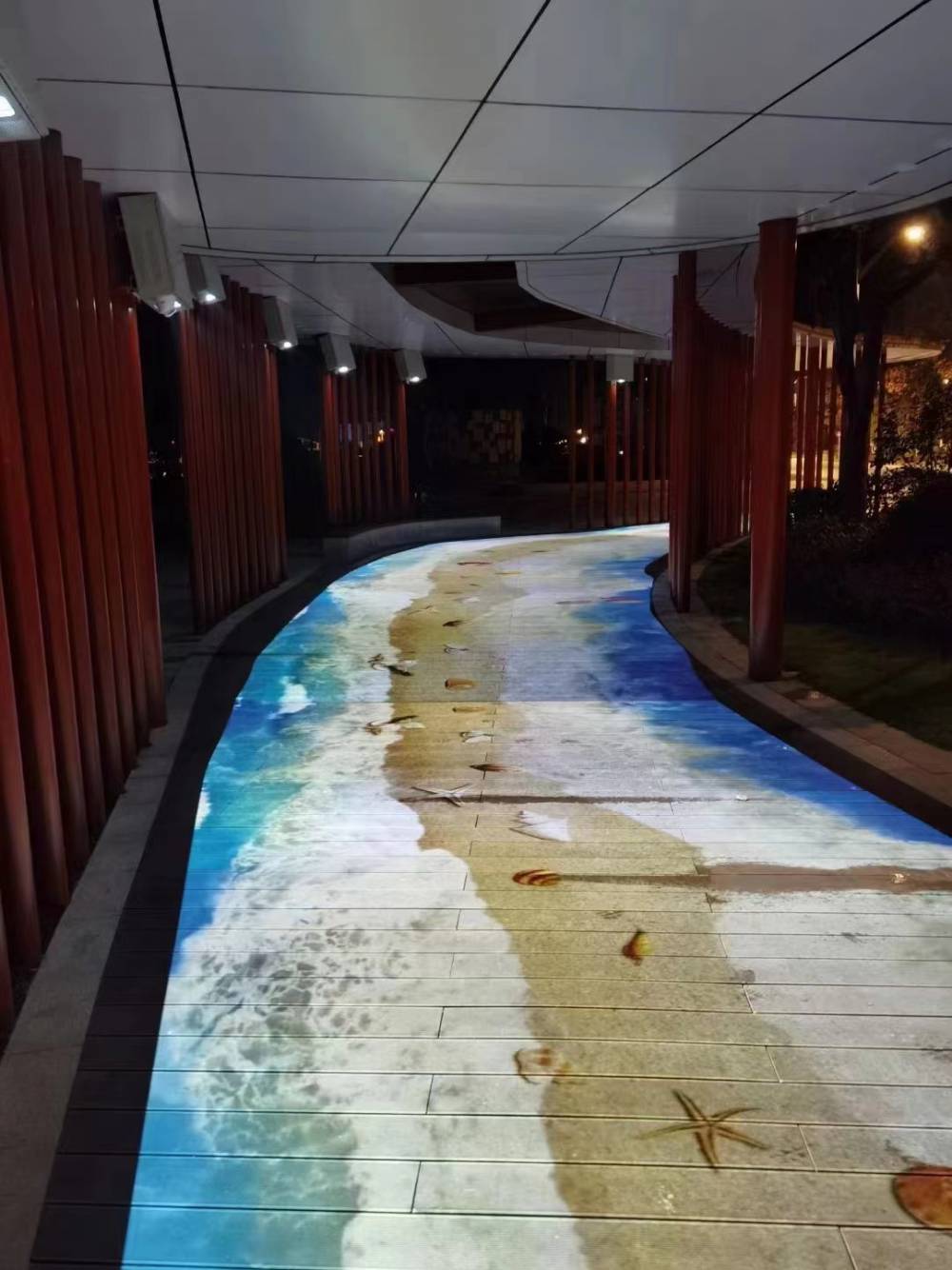 互动海浪利用3d投影技术让普通地面上投影出的流动波浪呈现出3d效果.