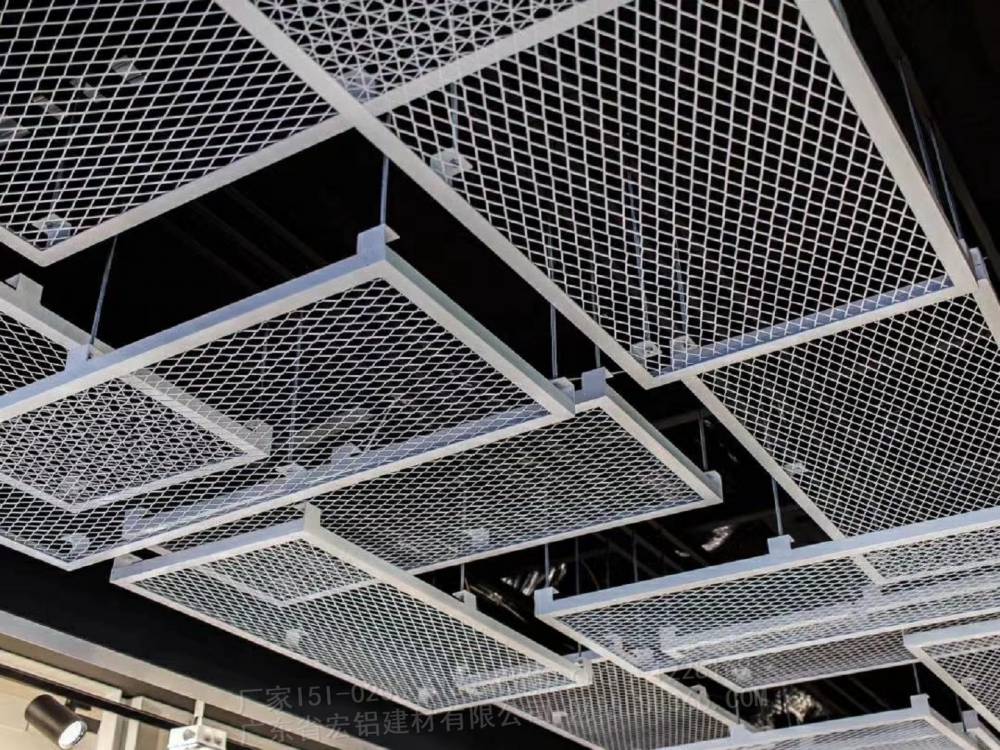 拉伸而形成的各种网孔型和孔径的网状装饰板材,不但可以用于吊顶装饰