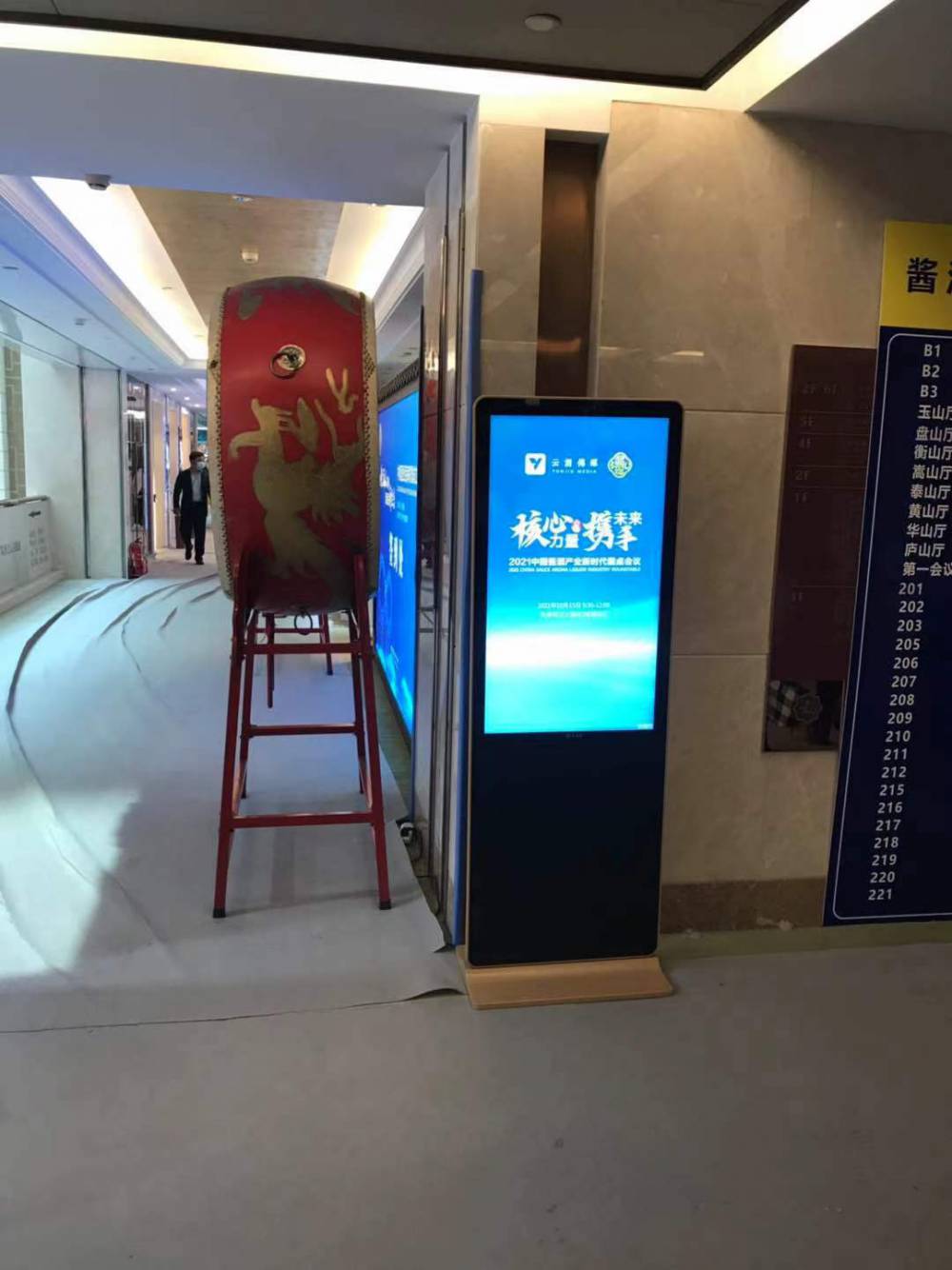 天津东丽42寸立式广告机租赁 55寸液晶电视出租竖屏广告机租赁